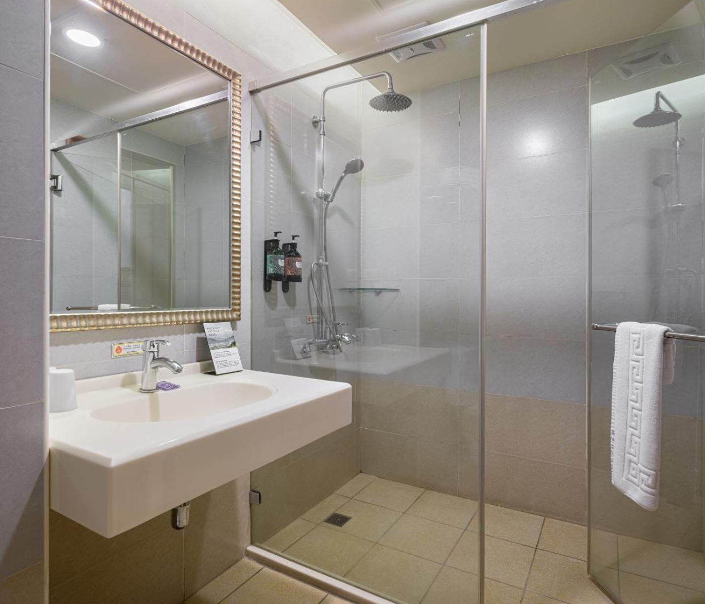 פולי West Hotel מראה חיצוני תמונה